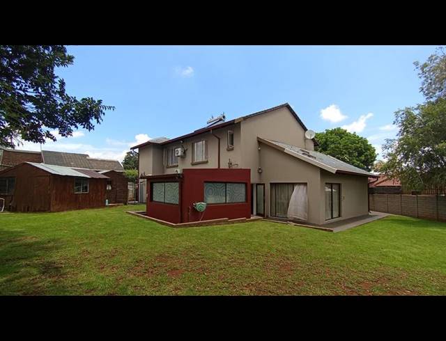 5 BEDROOM HOUSE FOR SALE IN ROOIHUISKRAAL